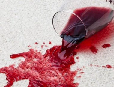 Πώς θα αφαιρέσετε λεκέδες από κόκκινο κρασί με ένα μόνο υλικό που έχουμε στο σπίτι